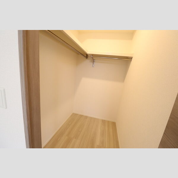 アゼリアエイト　B201号室 ウォークインクローゼット