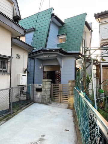 ペット健康館 志木　デザイナーズリノベ戸建 玄関側の駐車場に普通車1台、お庭側に軽自動車1台駐車可能です