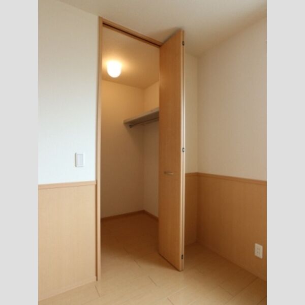 グランドソレイユ　B棟203号室 北西側洋室　ウォークインクローゼット