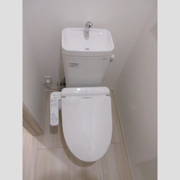 ウィズ203号室 トイレ温水洗浄便座