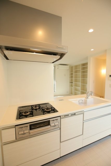 プラハテラス東大前 システムキッチン（3口ガスコンロ・グリル付）