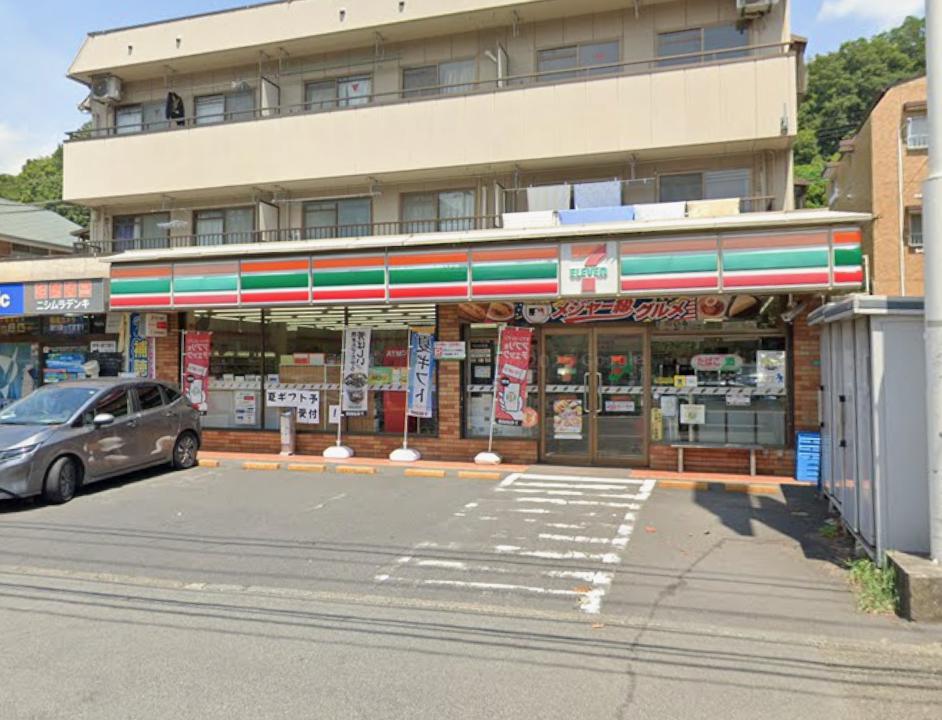多摩市聖ヶ丘戸建 【コンビニエンスストア】セブンイレブン 多摩蓮光寺店まで1003ｍ