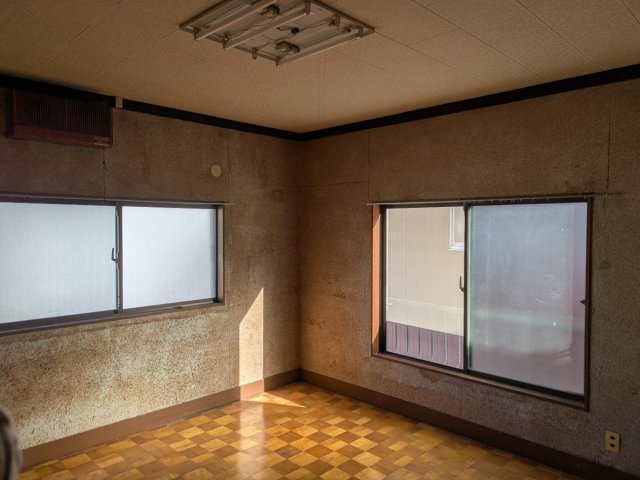 平塚市入野戸建２号 ８畳ひろびろ２階居室（リフォーム前写真）