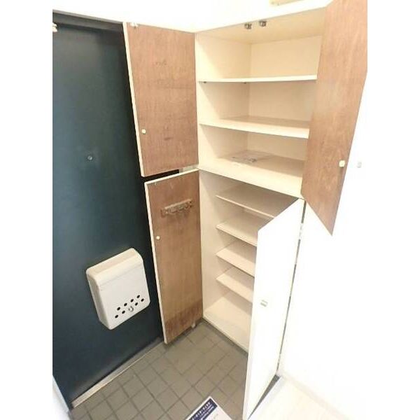 ロイヤルエモンド松戸 玄関