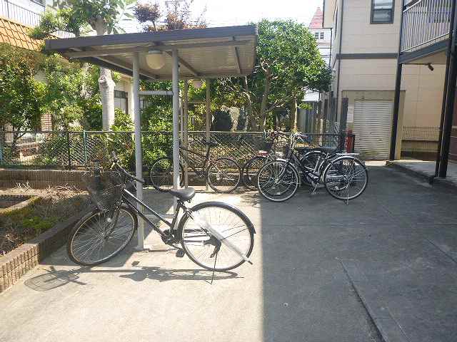 レオパレスパレット壱番館202号室 屋根付き駐輪場