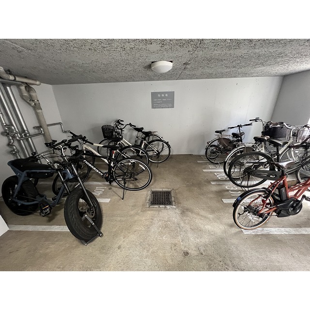 五本木アパートメンツ401号室 駐輪場