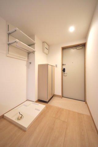 CasaK 温かく迎えてくれる人感灯、ハンガー付きランドリーラック