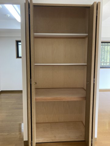グランシャリオ0401号室 リビング　収納　※別号室の参考写真です(現況優先・仕様違いの場合あり)