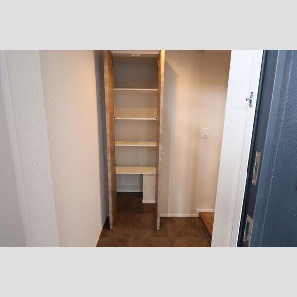 CLAIRE(クレア)401号室 玄関スペース収納(施工中)