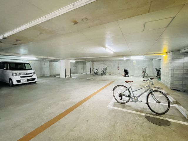 ロイヤルパークヒル0302号室 駐車場
