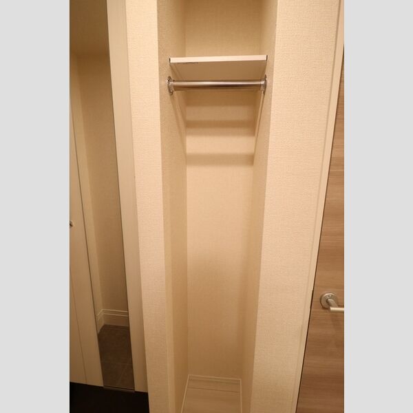 レセア花小金井 ハンガーラック(シューズボックス横にあるので便利です)