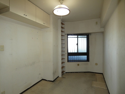 ライオンズガーデン大宮・大和田公園4階 洋室（約４.７畳　内装工事前）