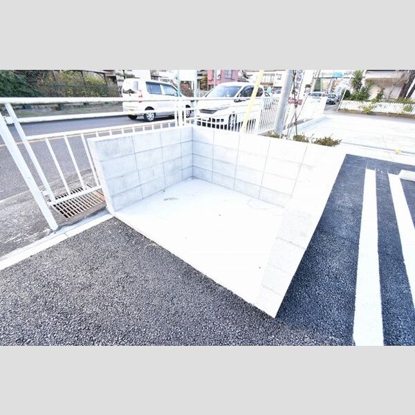コンフォルト101号室 敷地内ゴミ置き場