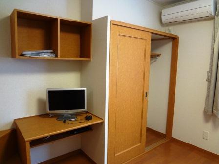 レオパレスラ　ボエーム 1Fフローリング2F絨毯