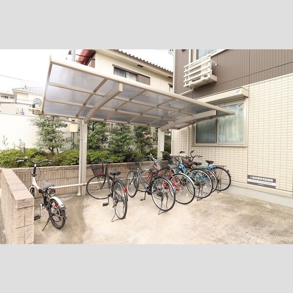 シャルマント203号室 屋根付き自転車駐輪場