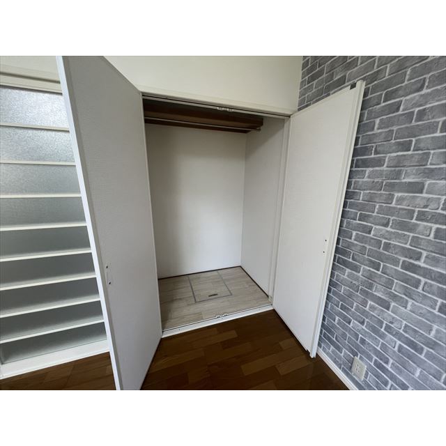 グリーンヒルズ105号室 奥行のあるクローゼット