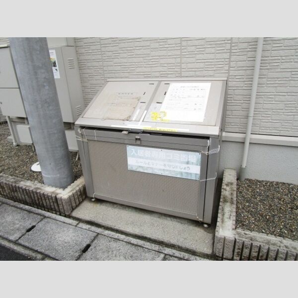 コリーヌ　A棟 入居者専用ゴミストッカー