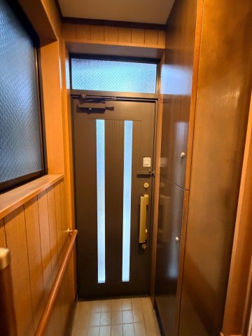 鐘ヶ淵HOUSE シューズボックス、窓ありの玄関