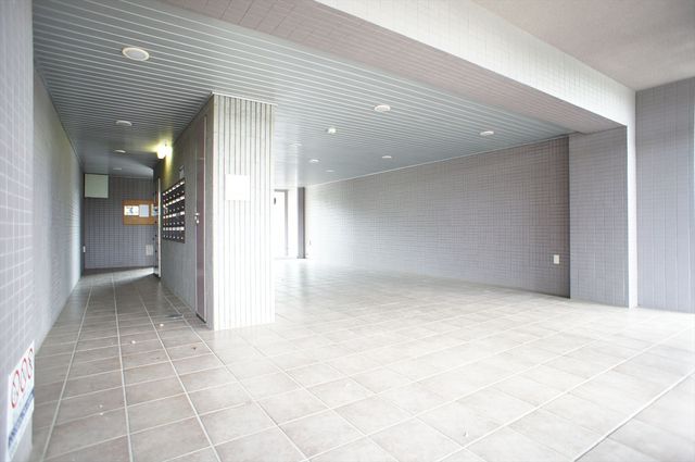 サンシャインパレス0202号室 エントランス。集合ポストあります