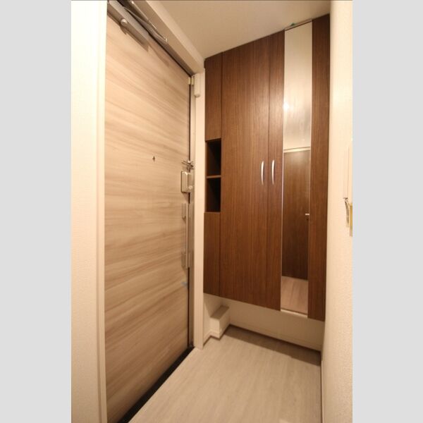 アヴァンス千住緑町102号室 玄関には姿見付きシューズボックス