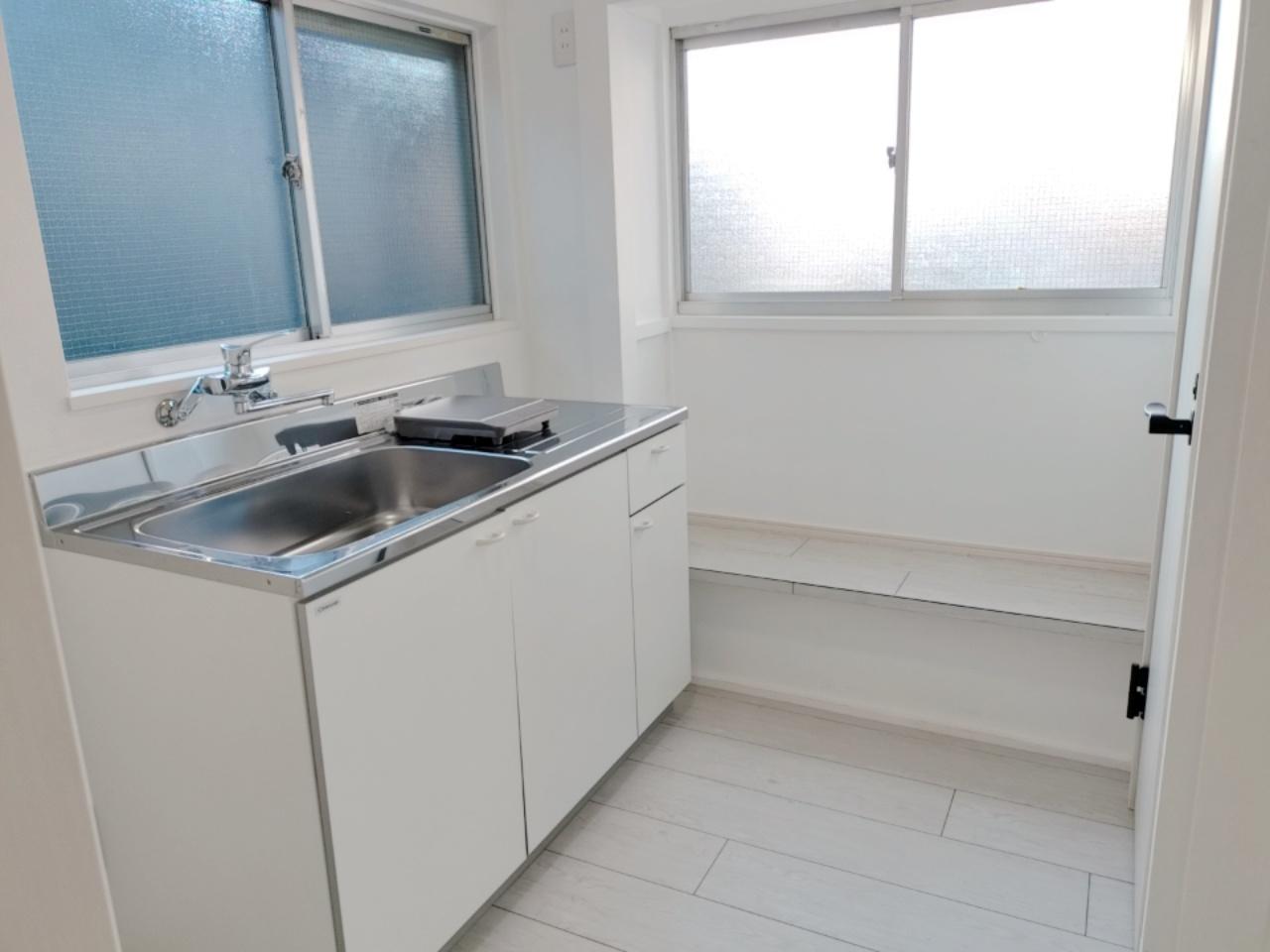 tronco祖師谷201号室 キッチン横にあるカウンターはベンチにも、物を奥にも便利