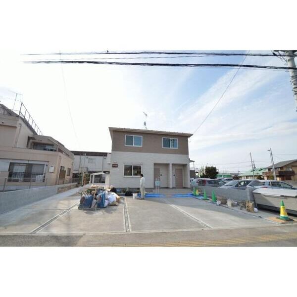 アドバンス霞　西棟 駐車場