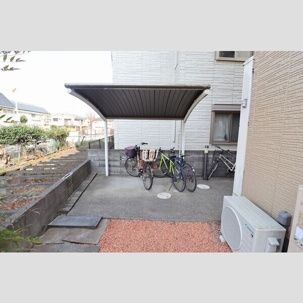 エトワール101号室 屋根付き駐輪場