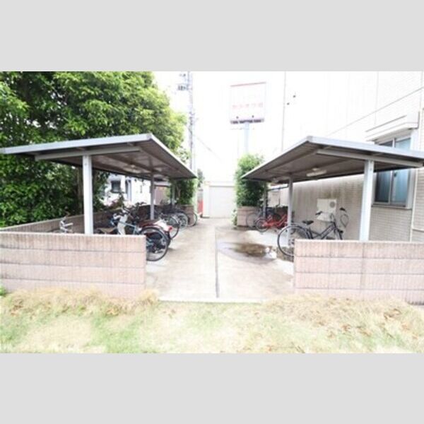 ロイヤルフレア・M102号室 駐輪場