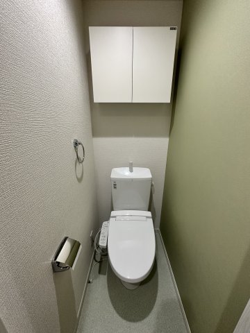 ベイルーム横浜上星川103号室 温水洗浄便座付き＆便利な収納付きです♪