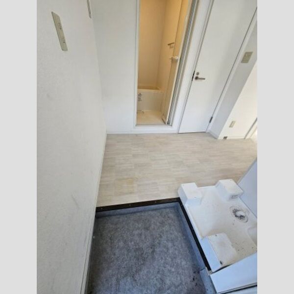 Y art201号室 玄関