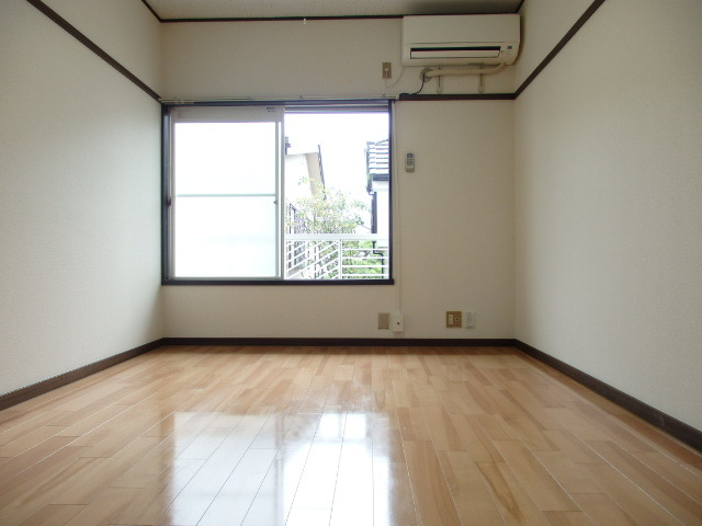 メルハイム三鷹台0203号室 南向きの6帖の居室です。