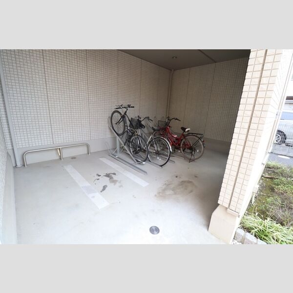 スカイパークYASHIO303号室 駐輪場