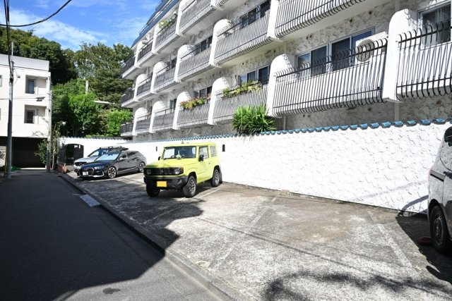 秀和第二神宮レジデンス3階 駐車場