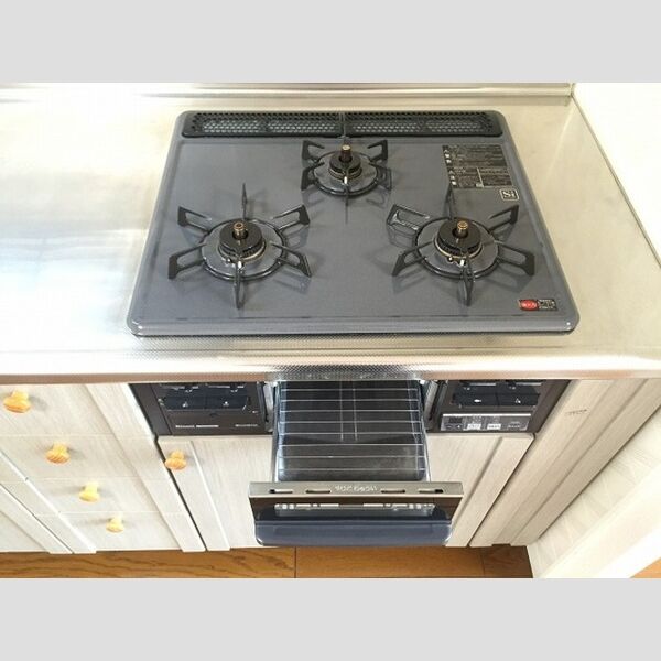 グローリアスハイツ205号室 3口コンロのシステムキッチン