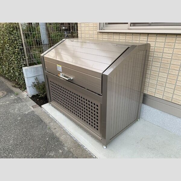 ラリュール赤塚Ⅱ301号室 ゴミストッカー