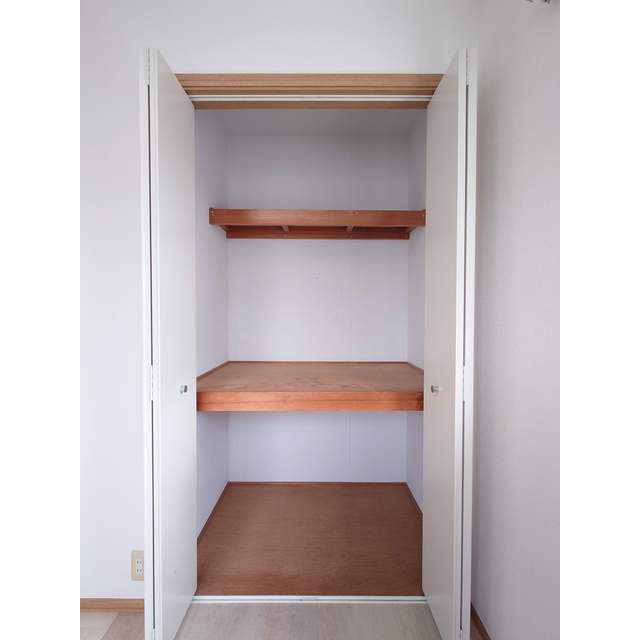 フェリース中根 右和室