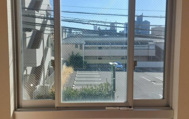 メリス千鳥町302号室 前面が駐車場なので景色が広く見えます。