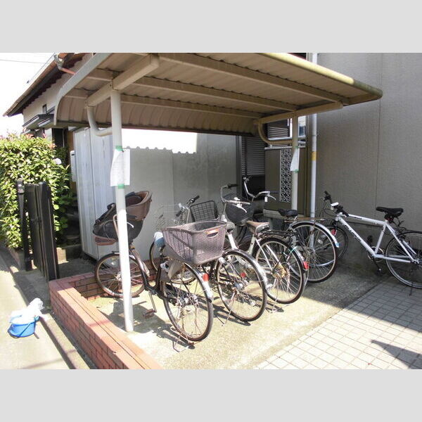 第3イースト203号室 屋根付き駐輪場