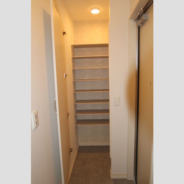 Casa Vert　今戸302号室 玄関にはシューズクロークがあります!