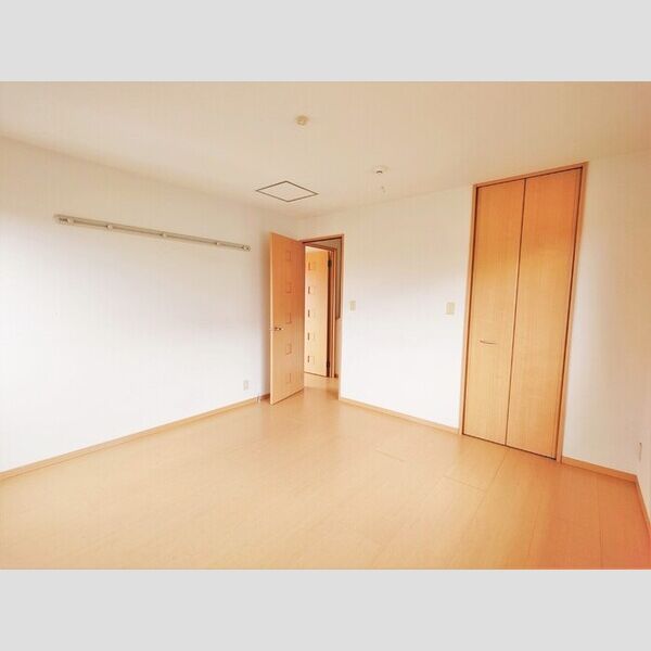 ルミナーレ106号室 洋室8帖(別角度)