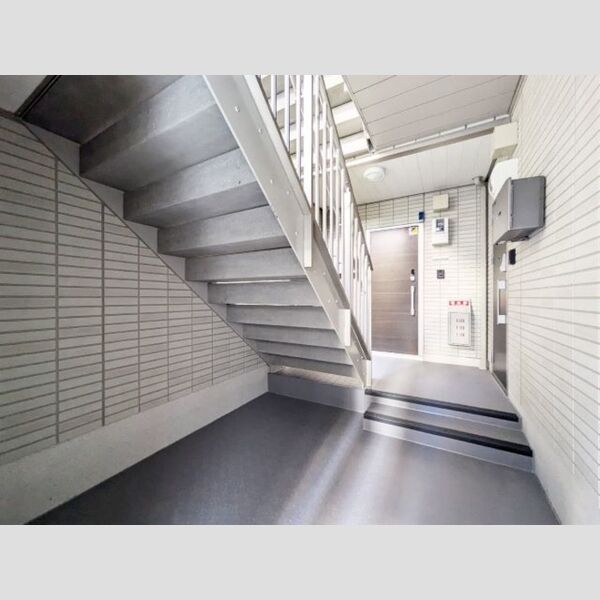 グレース上篠崎301号室 玄関共用部