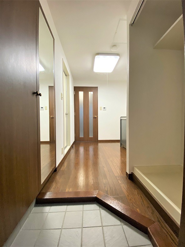 Ｔ’ｓ　ｇａｒｄｅｎ稲城4階 玄関