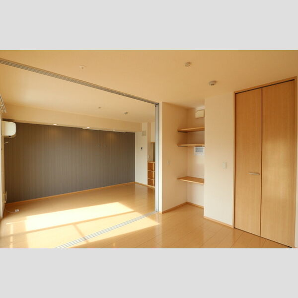 クレシアコート303号室 洋室からリビング