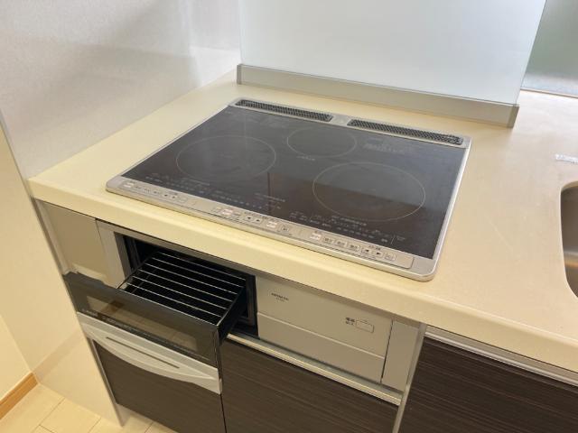 ルミナス206号室 グリル付き三口IHクッキングヒーター