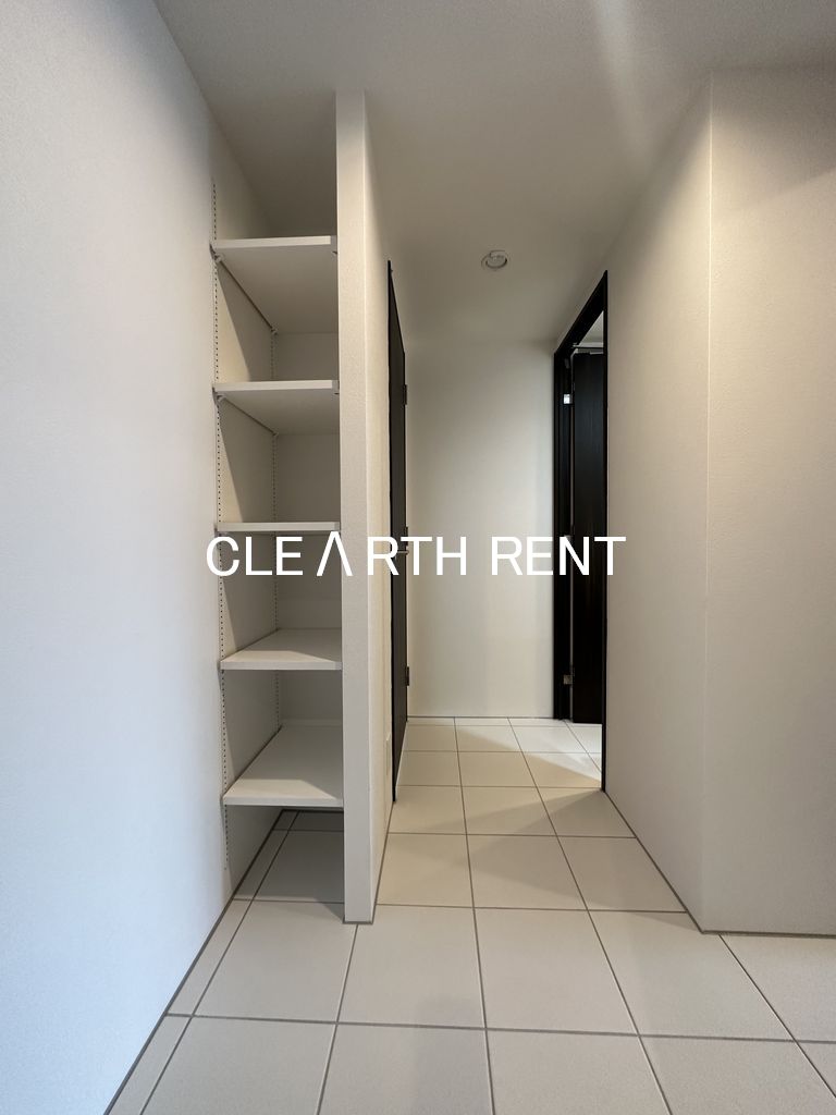 Ｐｒｉｍａｌ 石神井公園4階 白のタイルを基調とした明るい玄関