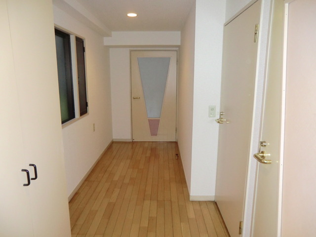 ラ・クラッセ西寺尾0214号室 収納のある玄関