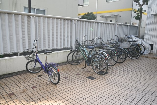 グローリア初穂池上1階 駐輪場