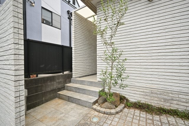 新宿７丁目戸建て エントランス