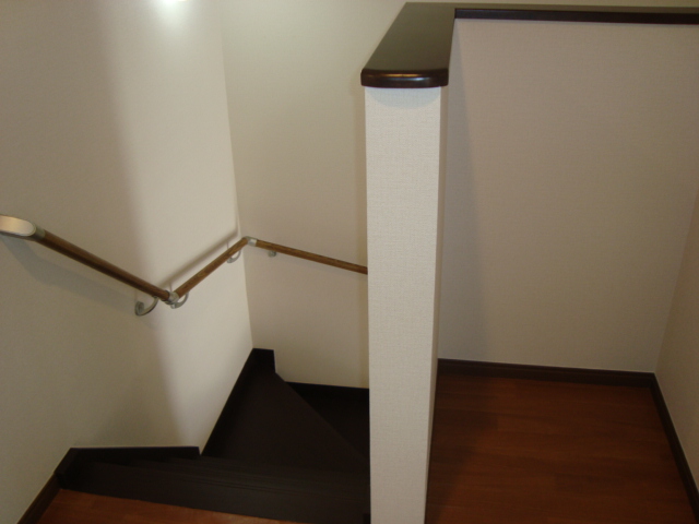モデルナ203号室 階段