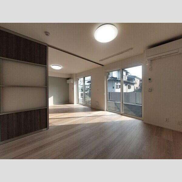 シャイングレイス102号室 洋室①(別角度)